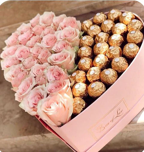 Caja de Corazón de Rosas y Chocolate Ferrero