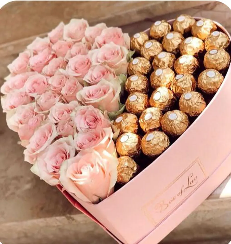 Caja de Corazón de Rosas y Chocolate Ferrero 1