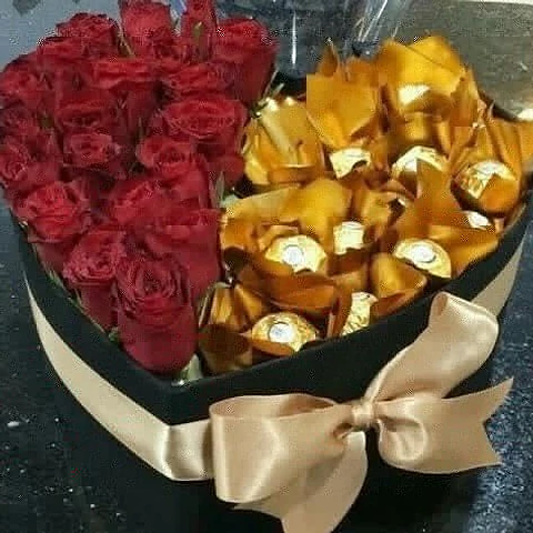 Corazón de Rosas Rojas y Chocolate Ferrero