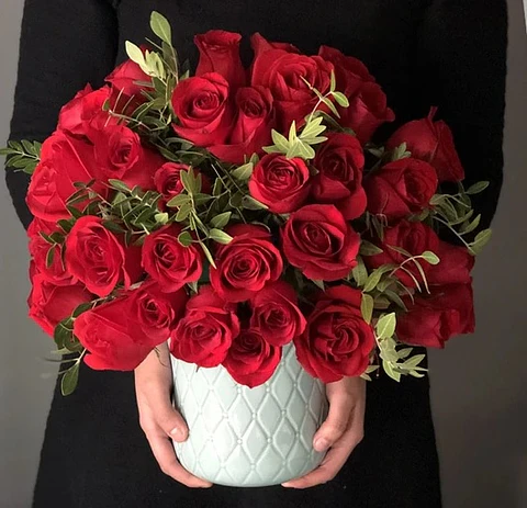 Arreglo de 50 rosas rojas en base de céramica