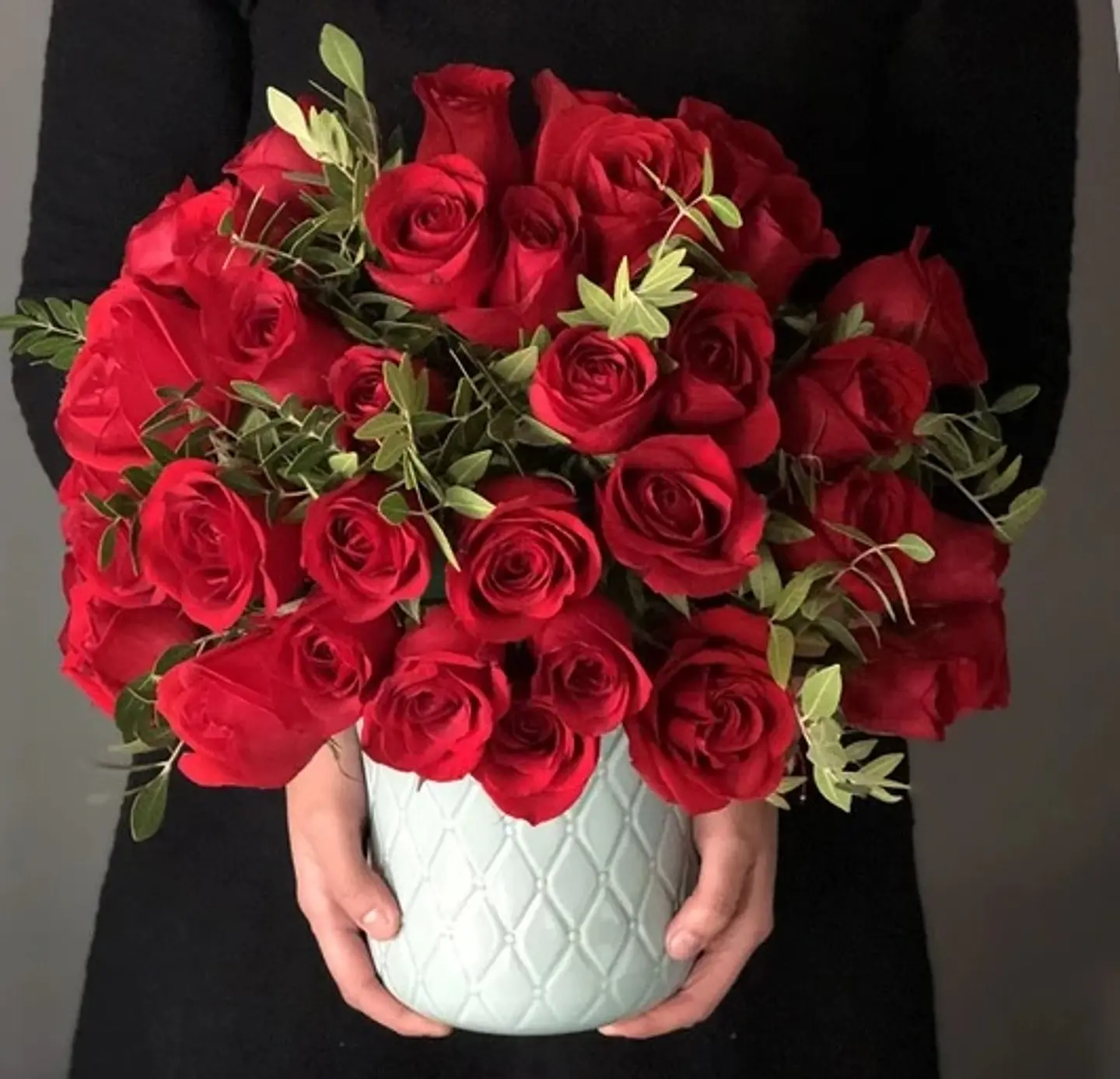 Arreglo de 50 rosas rojas en base de céramica 1
