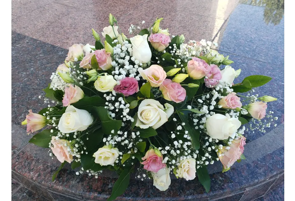 Cubre Urna de Rosas y Lishantus 1
