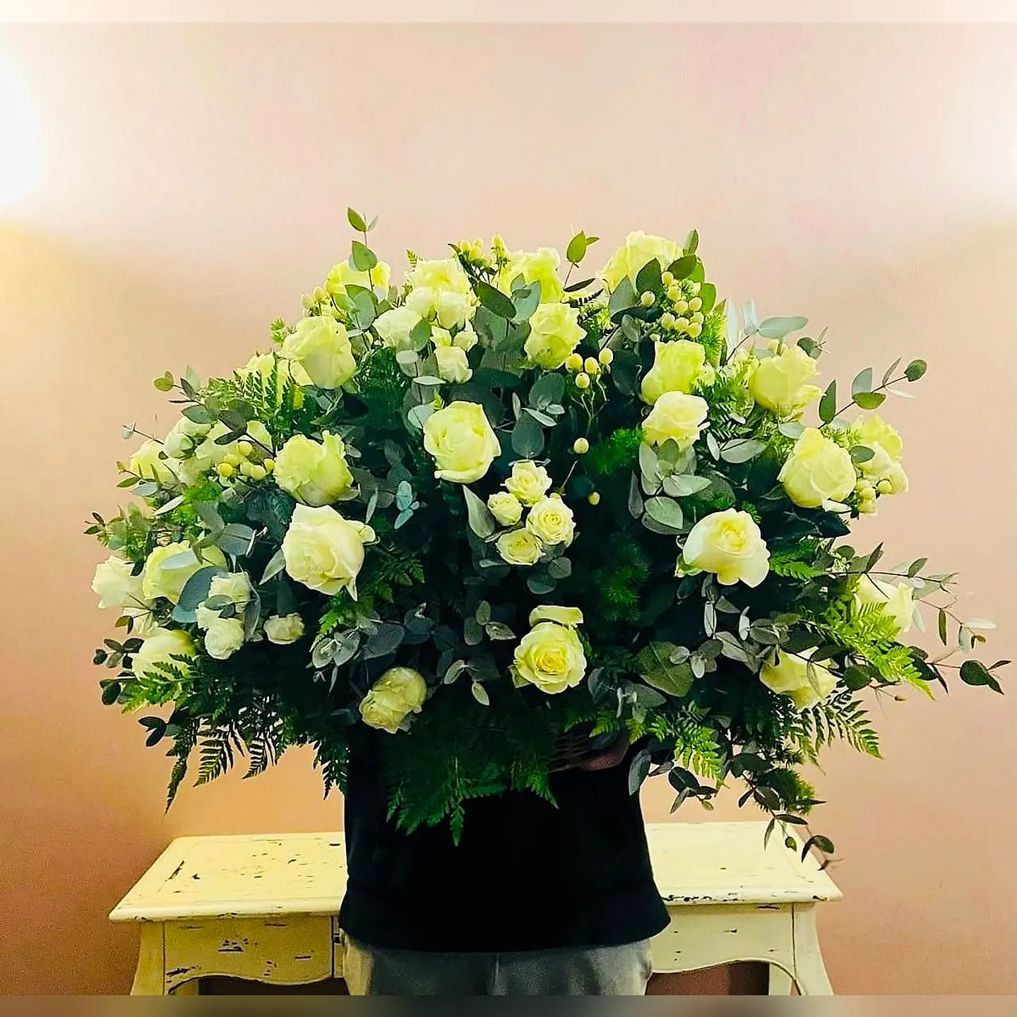 Canasto de Condolencias XL con 40 Rosas 1