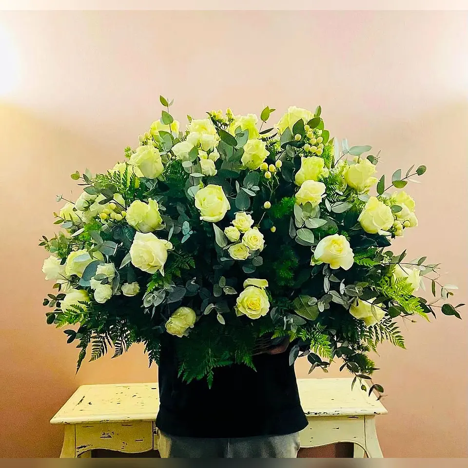 Canasto de Condolencias XL con 40 Rosas 1