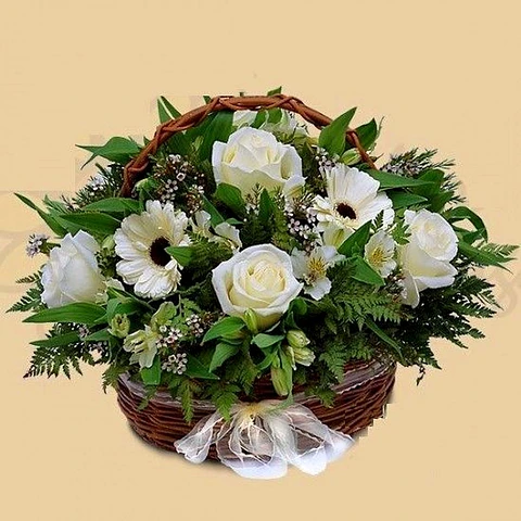 Canasto de Rosas y Gerberas Blancas