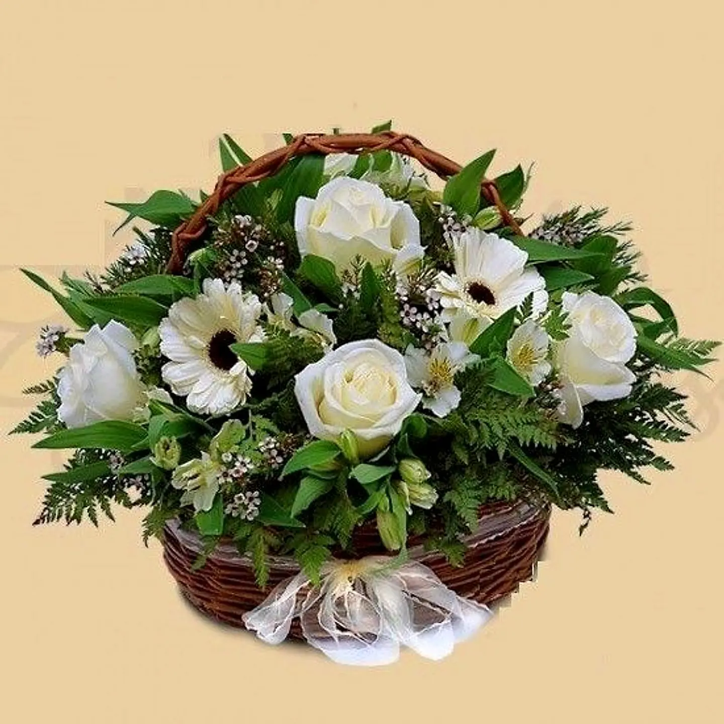 Canasto de Rosas y Gerberas Blancas 1