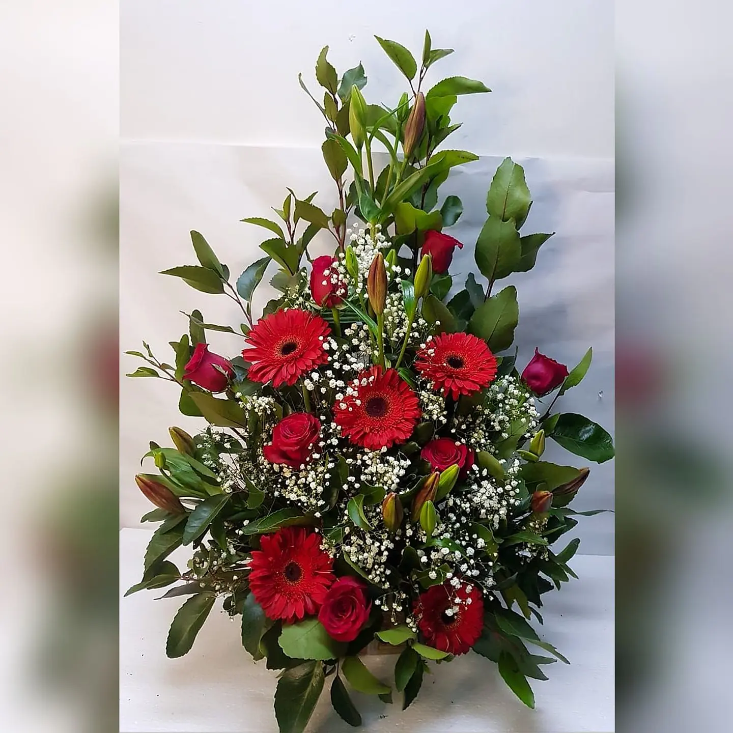 Arrimo de Gerberas y Rosas Rojas 1