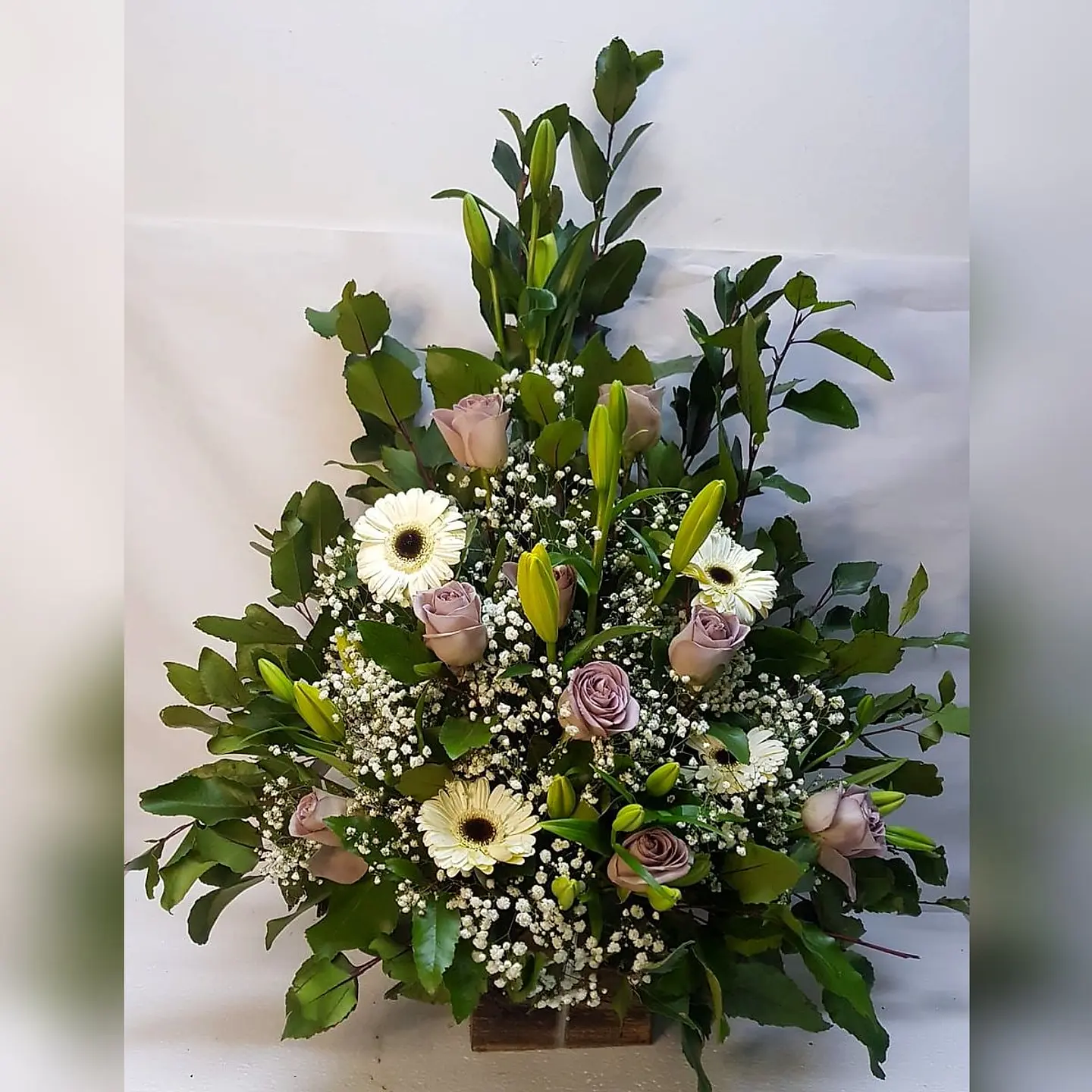 Arrimo de Rosas y Gerberas Blancas 1