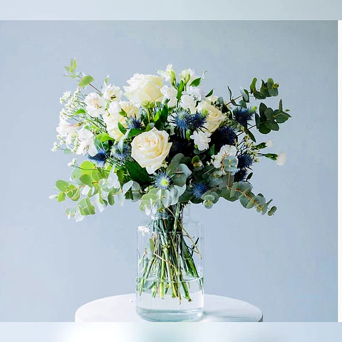 Florero de Rosas y Follaje Verde