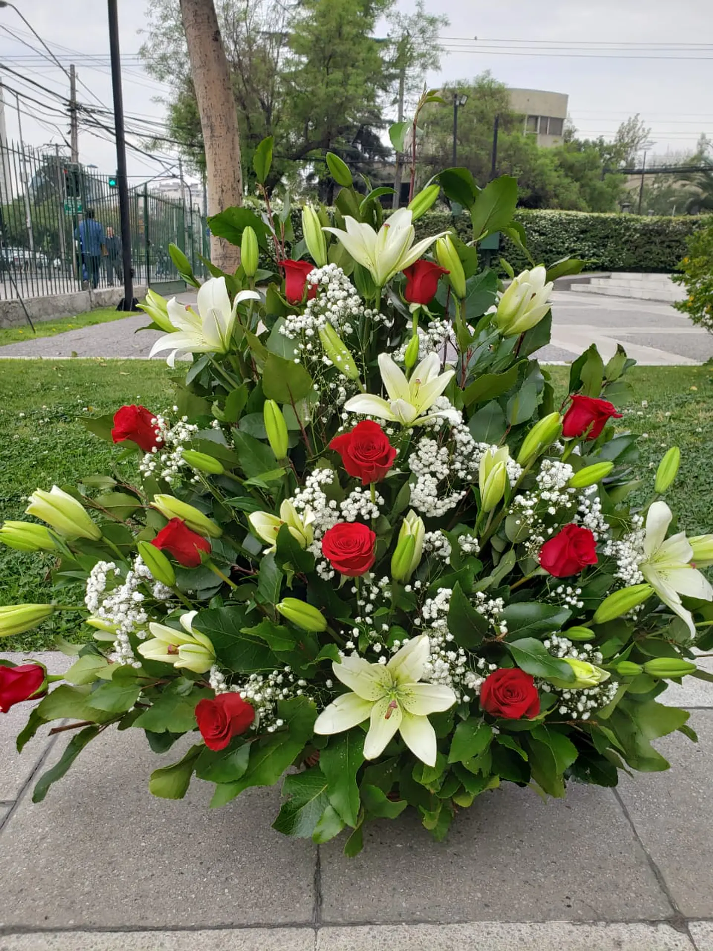 Arrimo de Lilium y Rosas Rojas 1