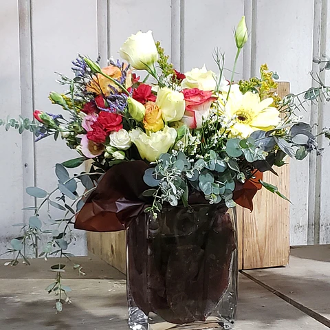 Florero de Lishantus y gerberas 
