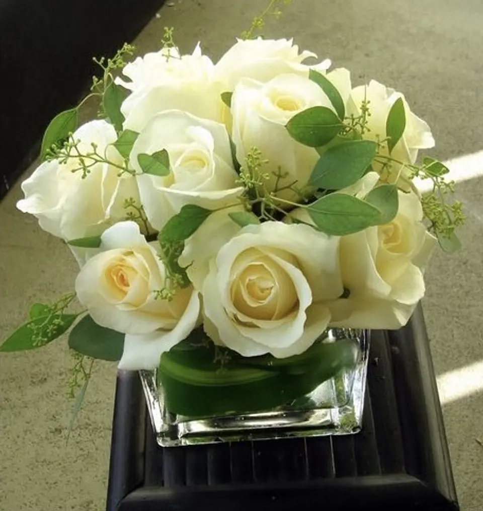 Cubo de 12 Rosas Blancas 1