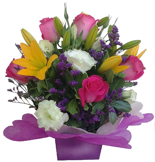 Arreglo de Frente con Rosas, Lilium y Lisianthus Morado