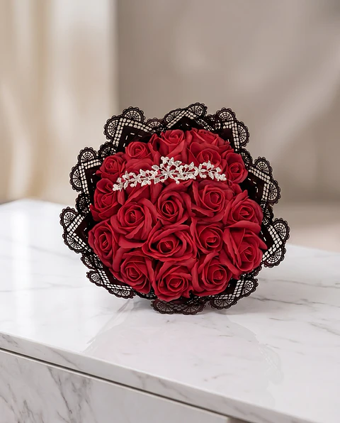 Ramo Elegancia Real: 20 Rosas Rojas de Jabón + Corona Brillante