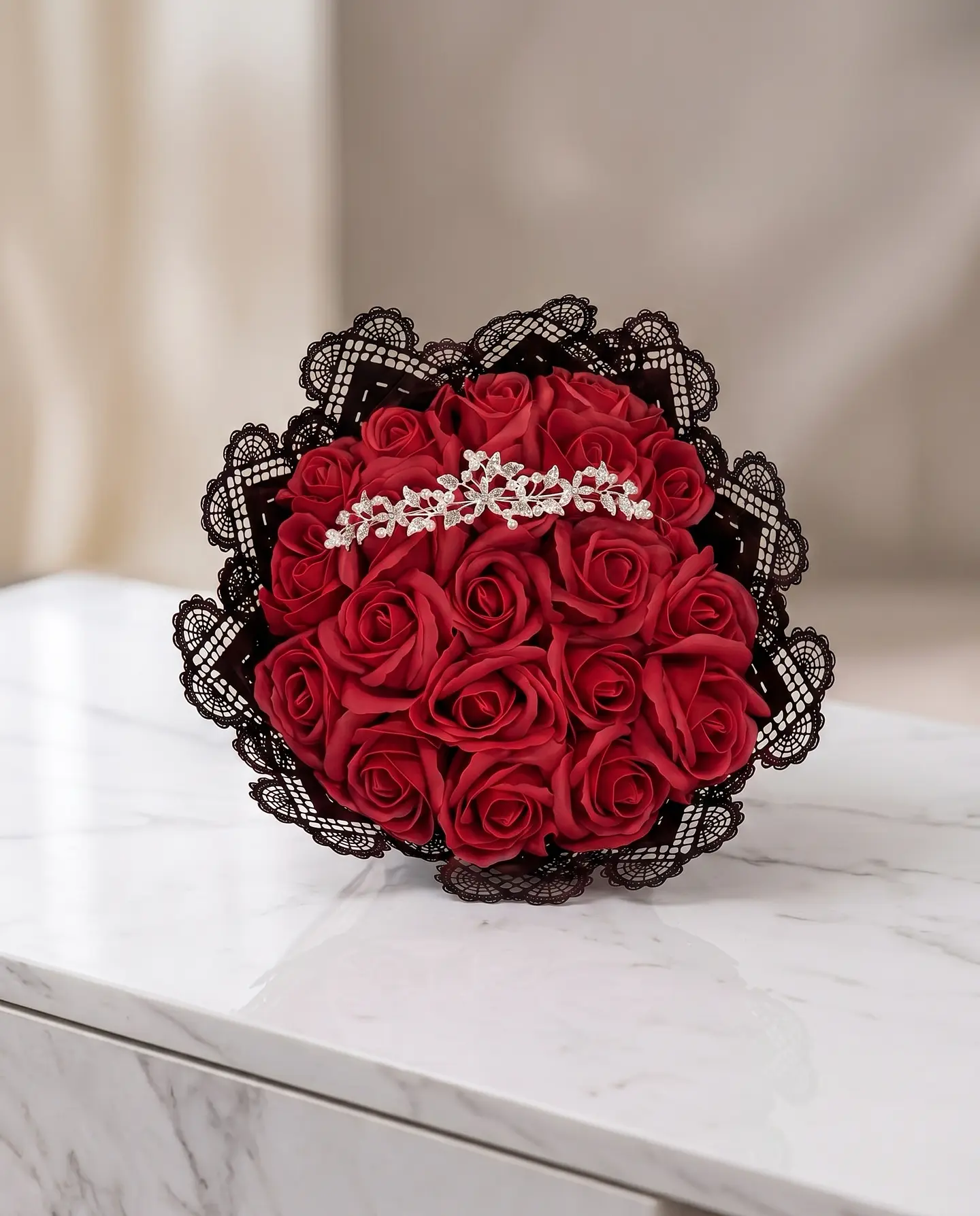 Ramo Elegancia Real: 20 Rosas Rojas de Jabón + Corona Brillante 1