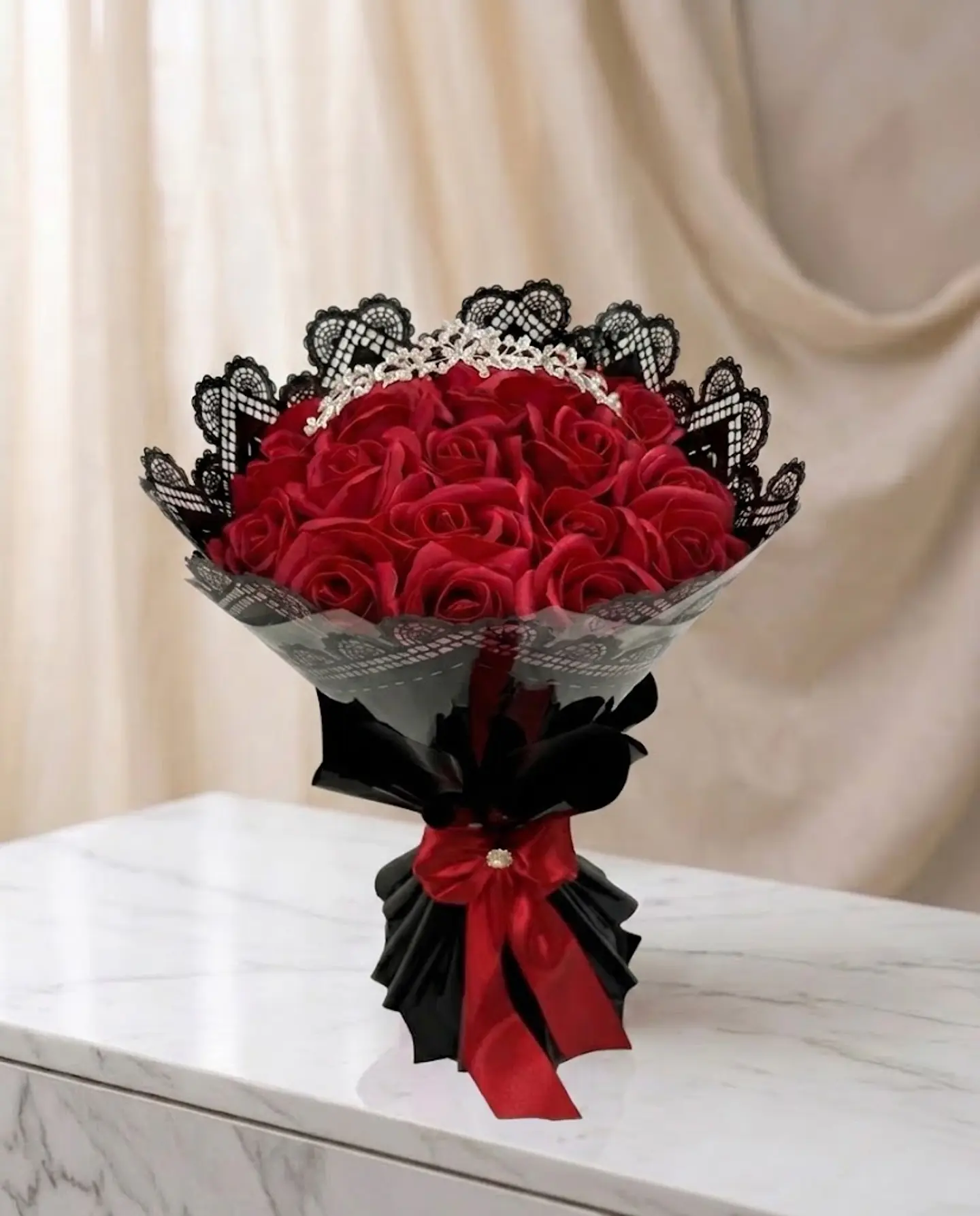 Ramo Elegancia Real: 20 Rosas Rojas de Jabón + Corona Brillante 2
