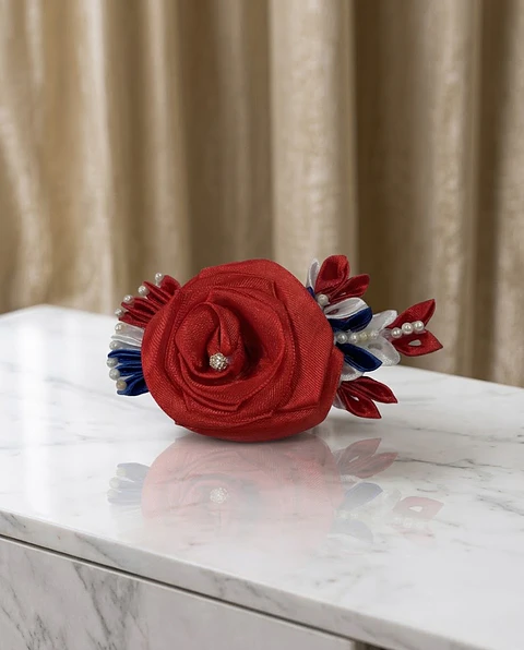 Pasador Floral "Orgullo Tricolor": Rosa Roja de Cinta y Detalles Patrios