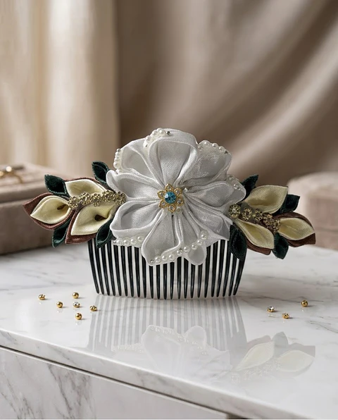 Tocado "Luz de Luna": Peineta Floral Blanca con Detalles Tierra