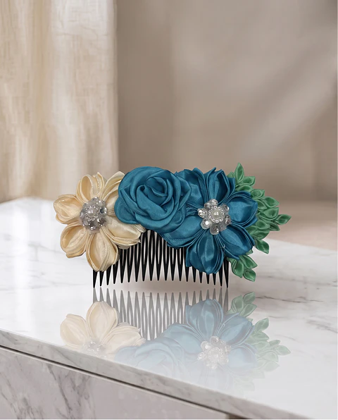Tocado de Cueca "Oasis Azul": Peineta Floral en Tonos Crema y Turquesa