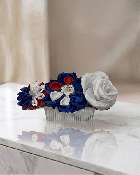 Tocado de Cueca "Pureza Tricolor": Peineta Floral con Rosa Blanca y Cinta Patria