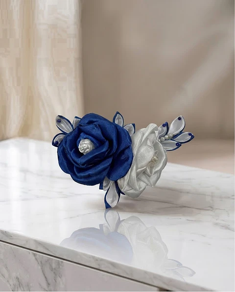 Tocado de Cueca "Brisa Azul": Peineta de Rosas Bicolor con Perlas
