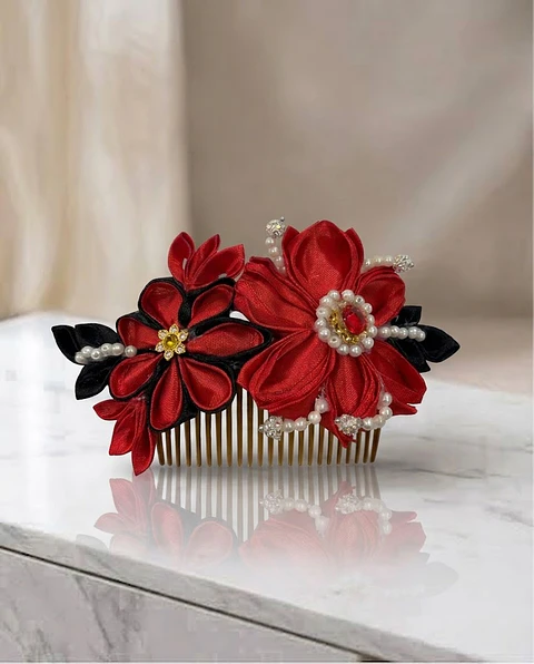 Tocado de Cueca "Fuego y Sombra": Peineta Floral en Rojo y Negro con Perlas
