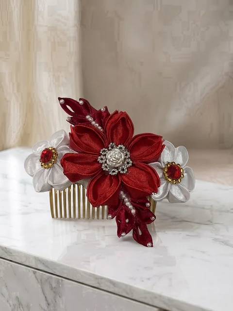 Tocado de Cueca "Copihue Nevado": Peineta Floral en Rojo y Blanco con Cristales