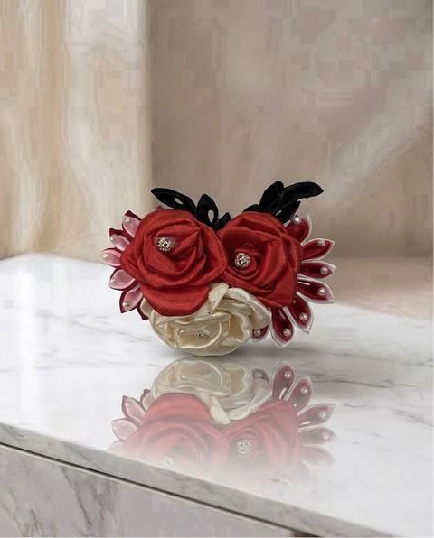 Tocado de Cueca "Trío Romántico": Peineta de Rosas en Rojo y Crema con Perlas