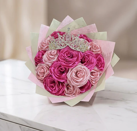 Ramo Eterno "Princesa Rosa": 19 Rosas Bicolor con Tiara Brillante