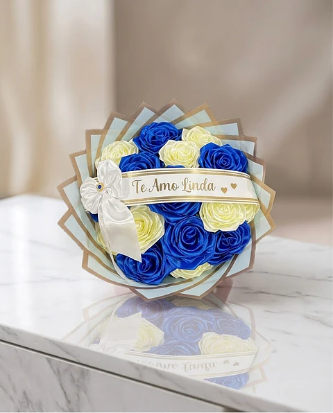 Ramo Eterno "Cielo Romántico": 17 Rosas Bicolor con Cinta Personalizada