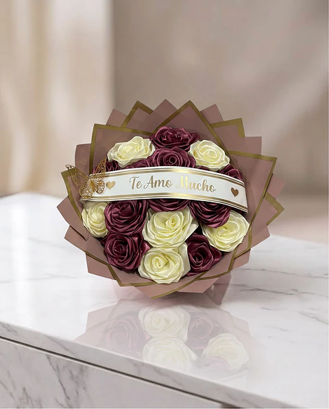 Ramo Mensaje de Amor: 19 Rosas Eternas de Cinta + Banda "Te Amo Mucho"