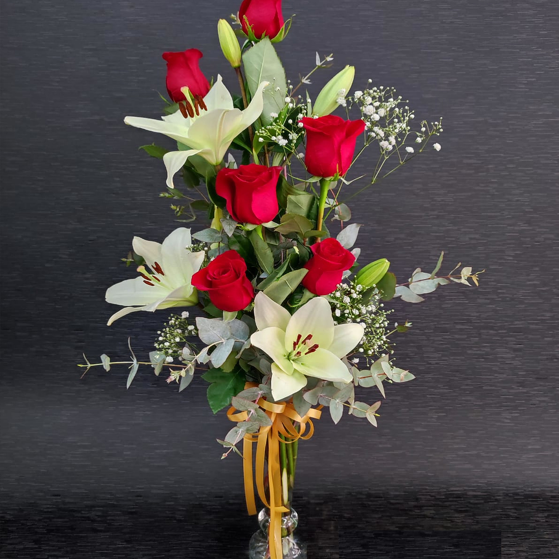 Florero con Rosas Rojas y Lirios Blancos 2