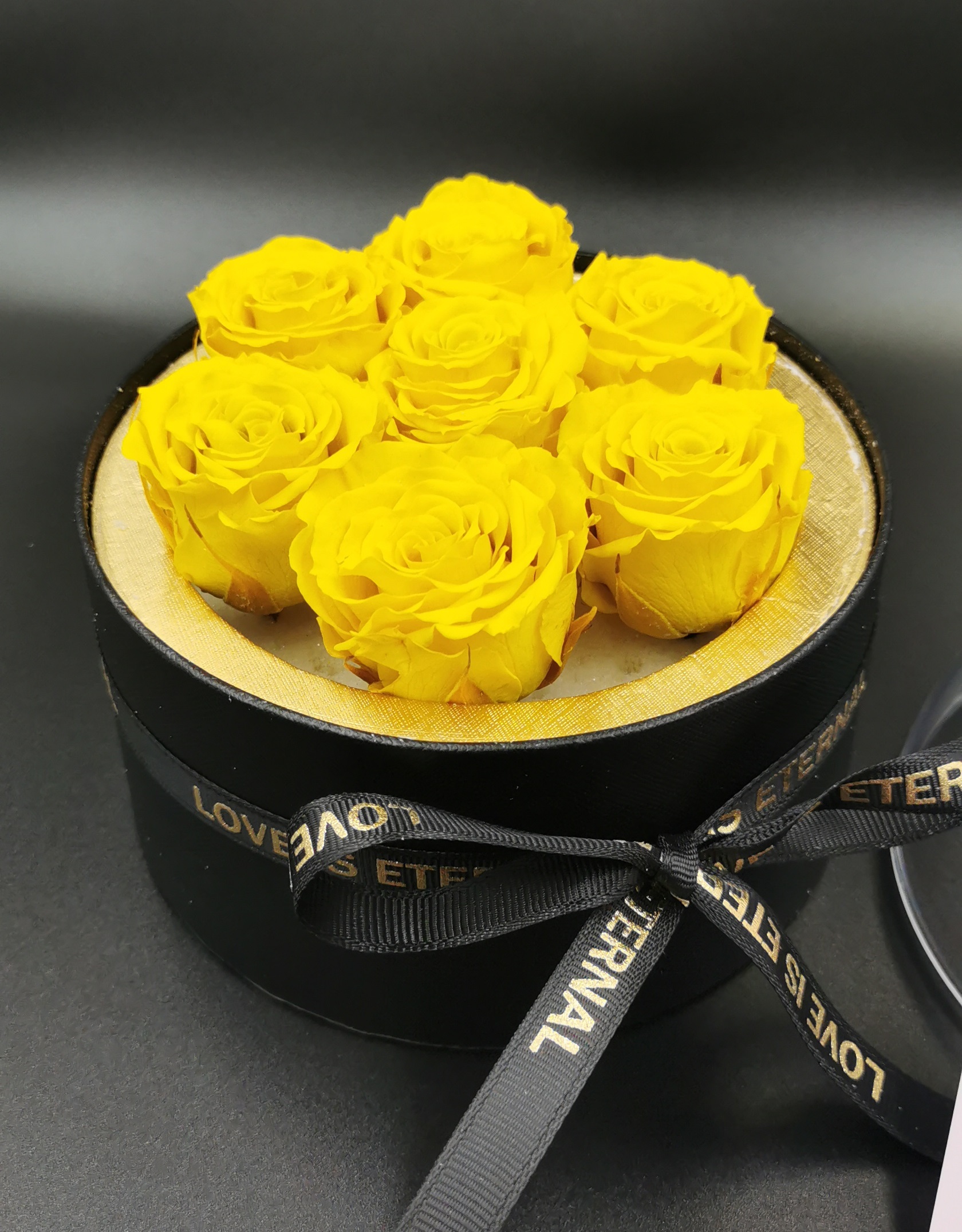 Box con Mini Rosas Eternas Amarillas