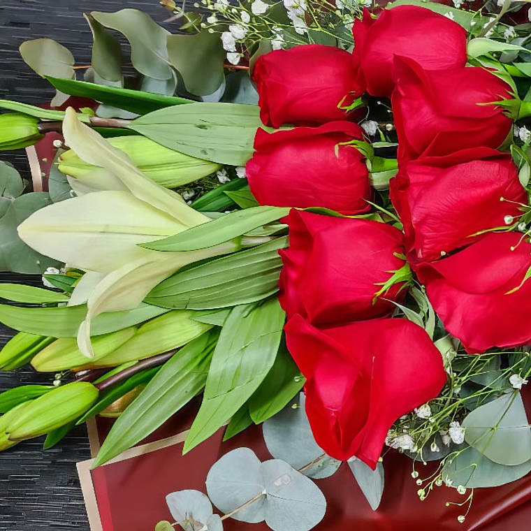 Ramo de Rosas Rojas, Lirios y Ferrero Rocher – Pasión y Dulzura 2