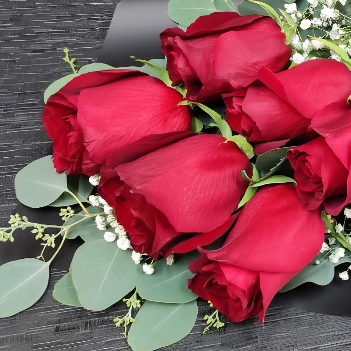 Ramo de 6 Rosas Rojas y Eucalipto – Detalle Romántico 2