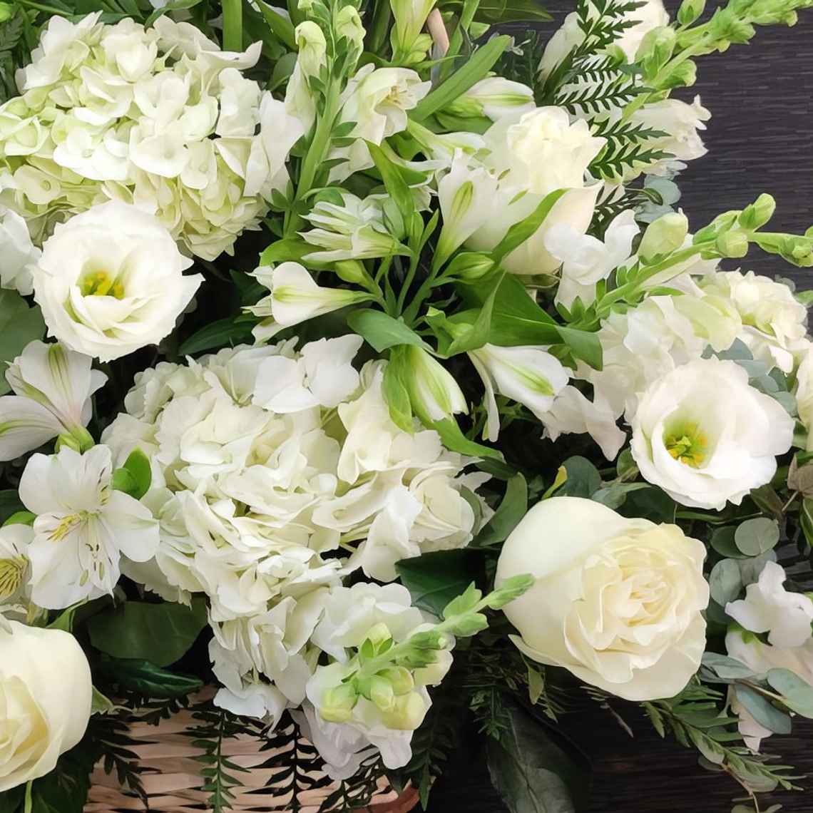 Canasta Condolencias 'Serenidad Natural' Blanca y Verde 2