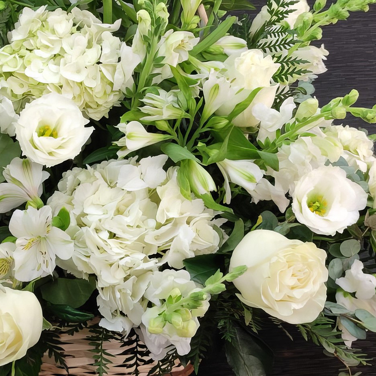 Canasta Condolencias 'Serenidad Natural' Blanca y Verde 2