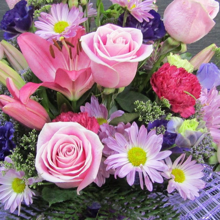 Arreglo de Rosas Rosadas y Flores Moradas 2