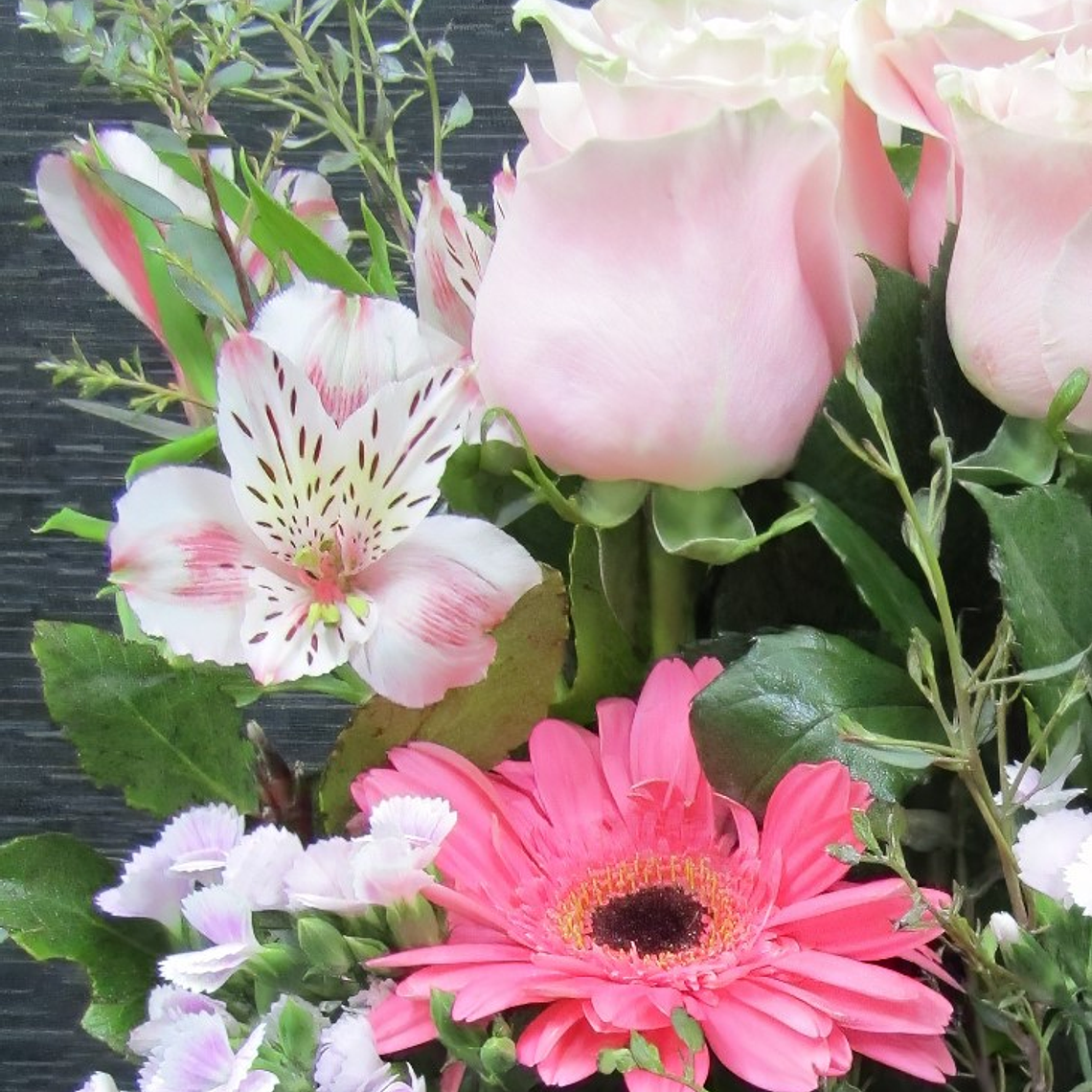 Arreglo de Rosas Rosadas y Flores Variadas 2