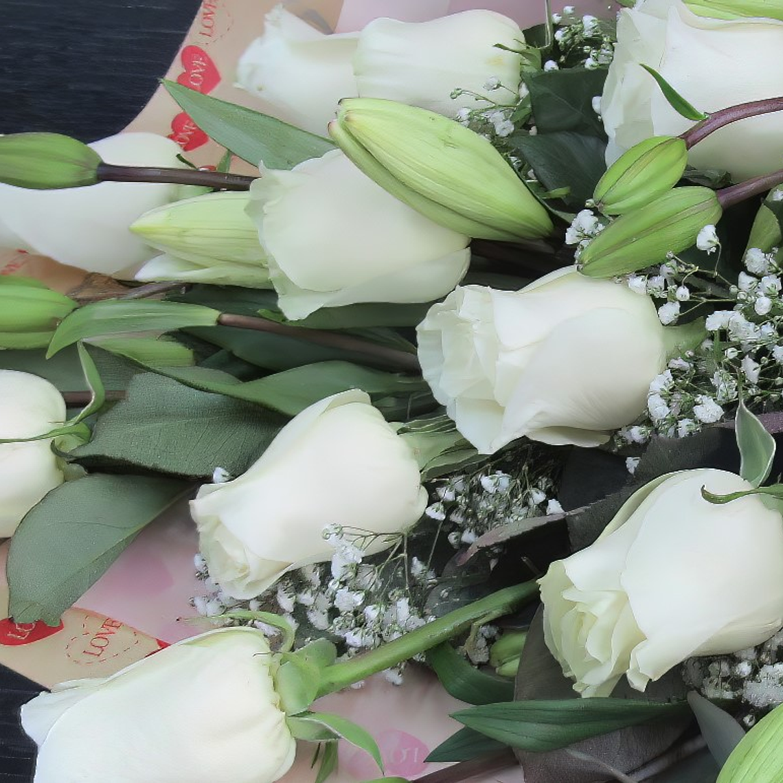 Ramo de Rosas Blancas y Lirios – Amor Puro 2