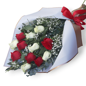 Ramo de 12 Rosas Rojas y Blancas – Amor y Armonía