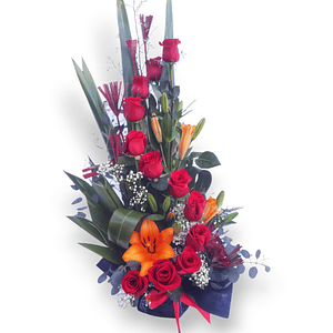 Arreglo Floral de Rosas Rojas y Lirios Naranjas