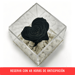 Cubo con rosa eterna negra forma de corazón