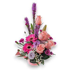 Arreglo de Rosas Durazno, Gerberas y Liatris en Regadera 