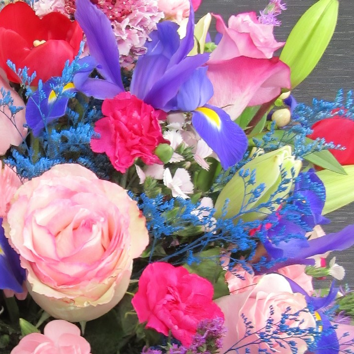 Cesta de Flores con Rosas e Iris  2