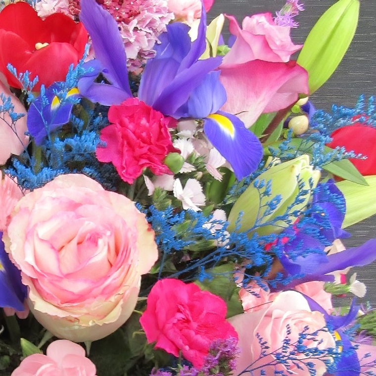 Cesta de Flores con Rosas e Iris  2