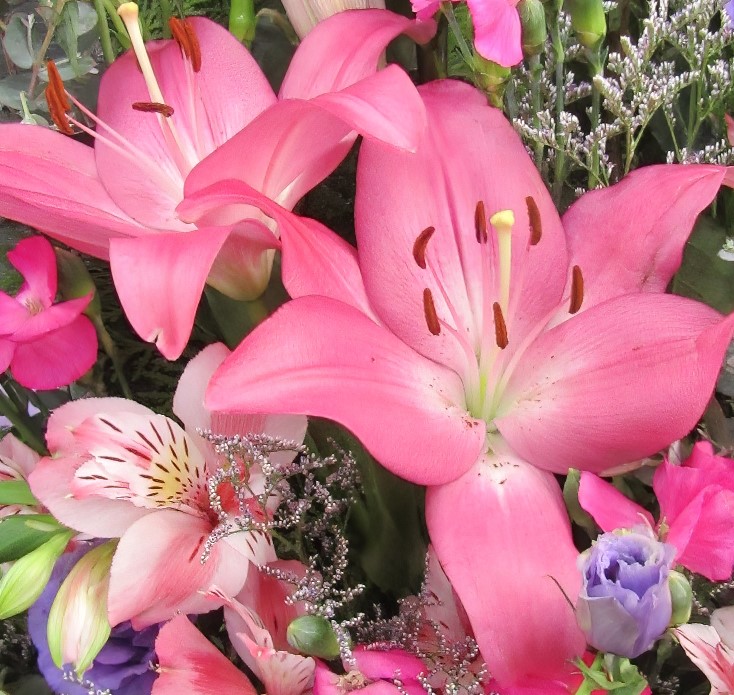 Arreglo de Rosas Rosadas, Lirios y Lisianthus