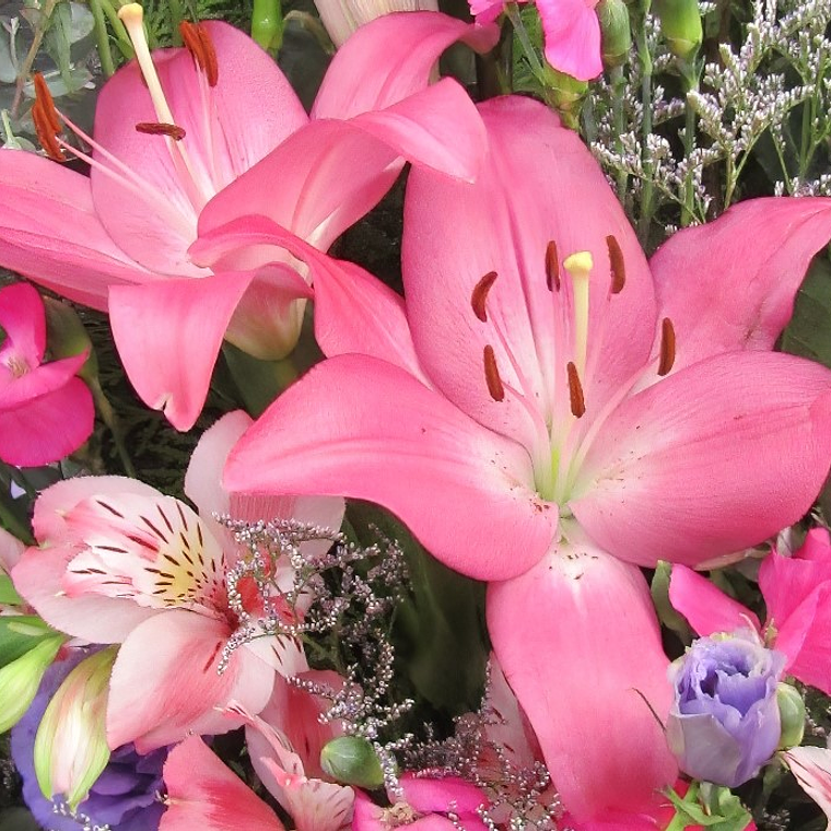 Arreglo de Rosas Rosadas, Lirios y Lisianthus 2