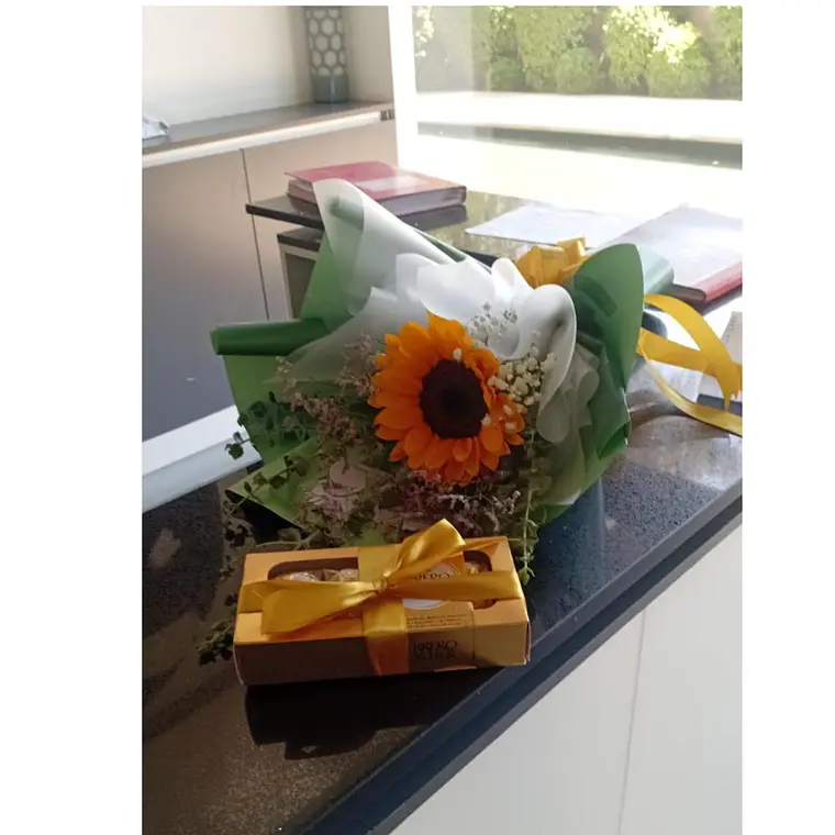 Ramo de 1 Girasol y Ferrero Rocher – Alegría y Dulzura 2