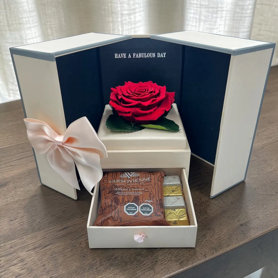 Rosa Eterna Roja – Chocolates y Foto 3